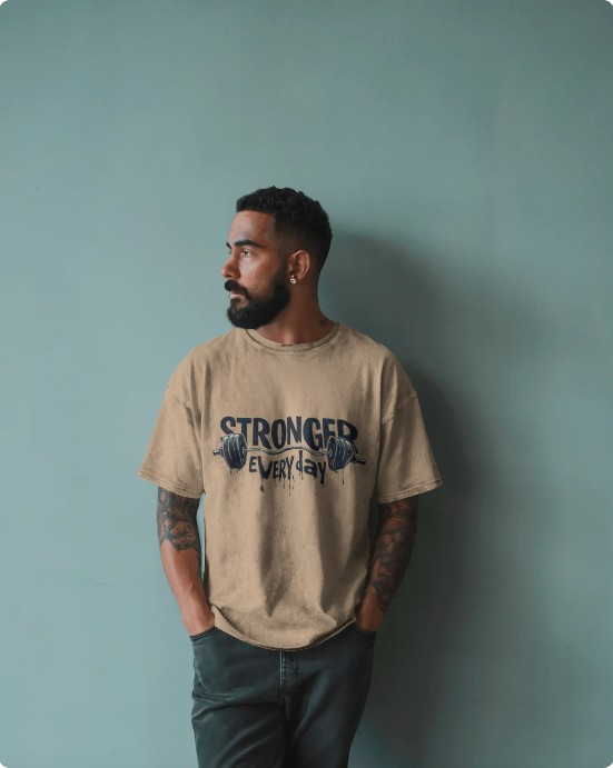 "Men’s Oversized Fitness T-Shirt – Stronger Everyday Print"