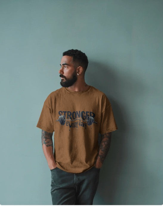 "Men’s Oversized Fitness T-Shirt – Stronger Everyday Print"