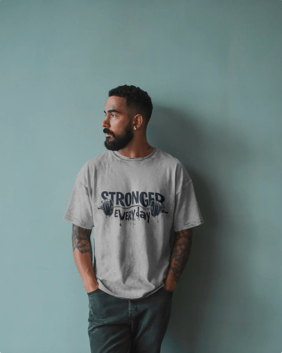 "Men’s Oversized Fitness T-Shirt – Stronger Everyday Print"